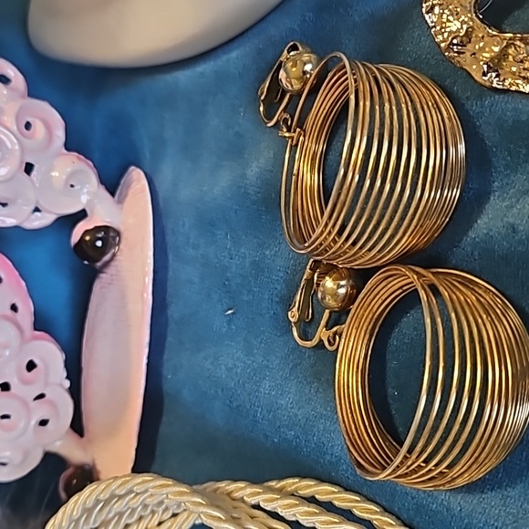 Vintage lot of 8 gold tone pieces of jewelry, faux pearls brooch - Picture 5 of 16